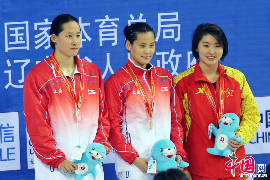 9月5日，备受关注的全运会100米蝶后之争今日盖棺定论，上海队的陆滢一马当先，成功加冕，而被她甩在身后的是两名奥运冠军。图为三位“蝶后”合影留念。 中国网记者 董宁摄影