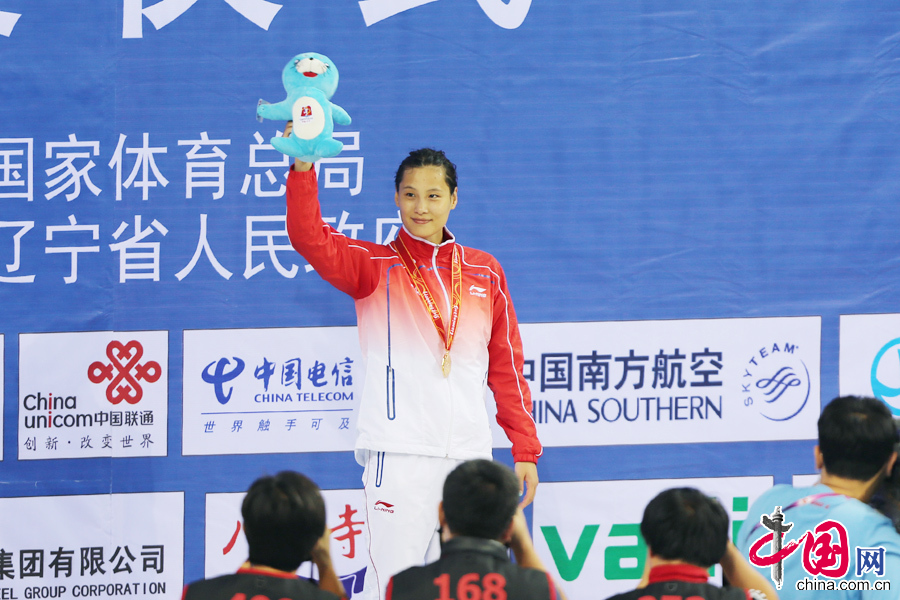 9月5日，备受关注的全运会100米蝶后之争今日盖棺定论，上海队的陆滢一马当先，成功加冕，而被她甩在身后的是两名奥运冠军。图为陆滢100米蝶泳加冕。 中国网记者 董宁摄影