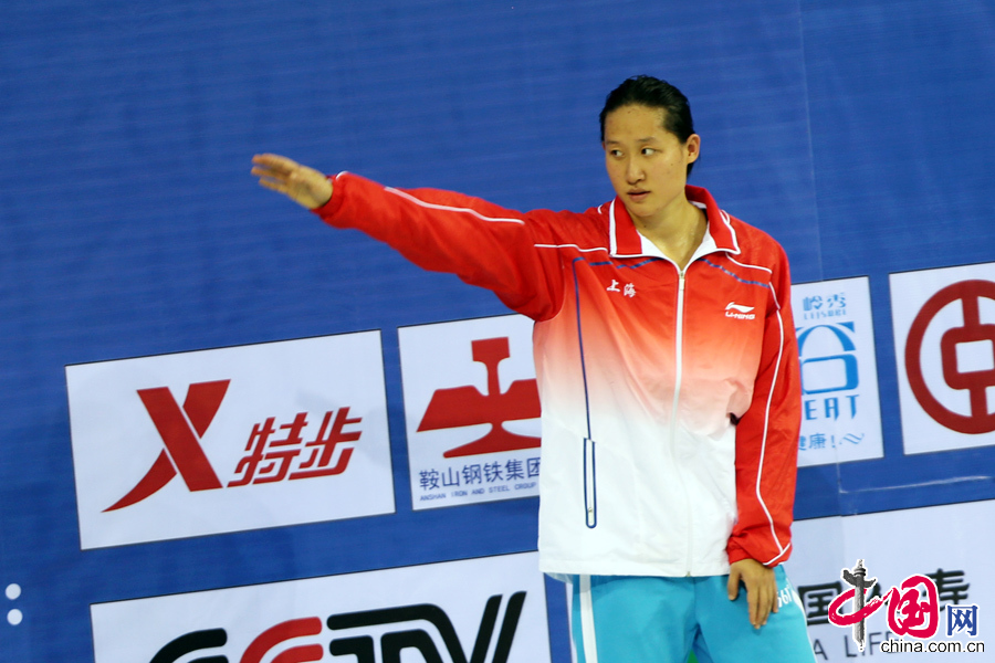 9月5日，备受关注的全运会100米蝶后之争今日盖棺定论，上海队的陆滢一马当先，成功加冕，而被她甩在身后的是两名奥运冠军。图为刘子歌向观众示意。 中国网记者 董宁摄影