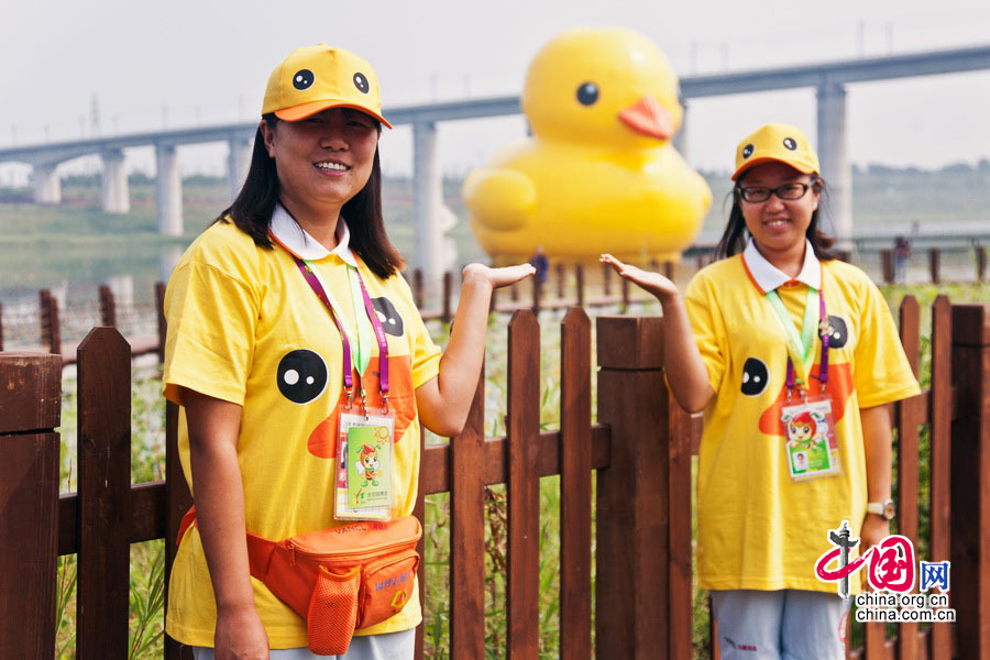 正版大黄鸭做客园博园 志愿者变身“大黄鸭”