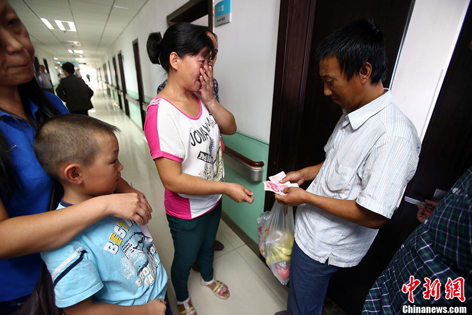 山西被挖眼男童出院 家人收到100多万元捐款