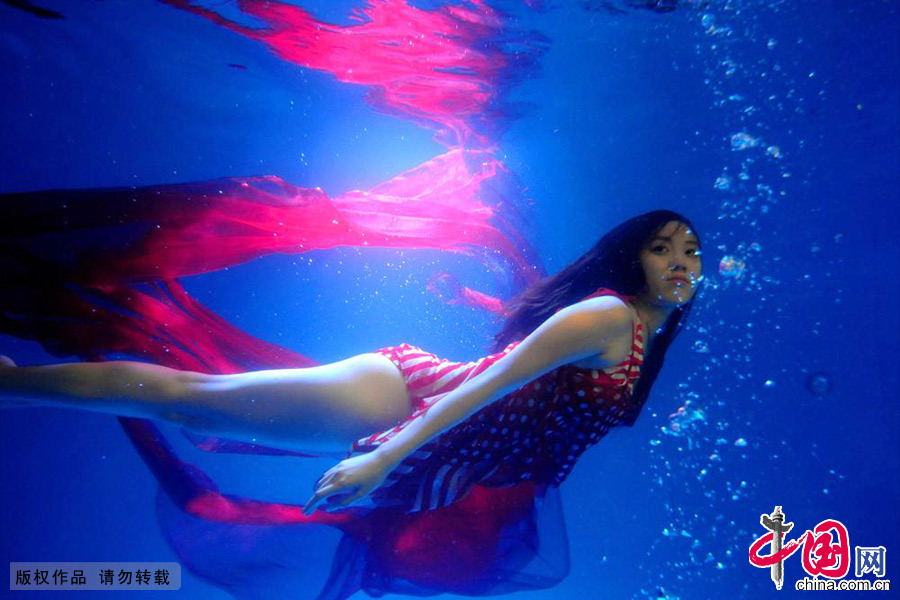 9月7日，京城市民在水下攝影工作室，感受水下的“唯一”和“唯美”。中國網圖片庫 李文明/攝
