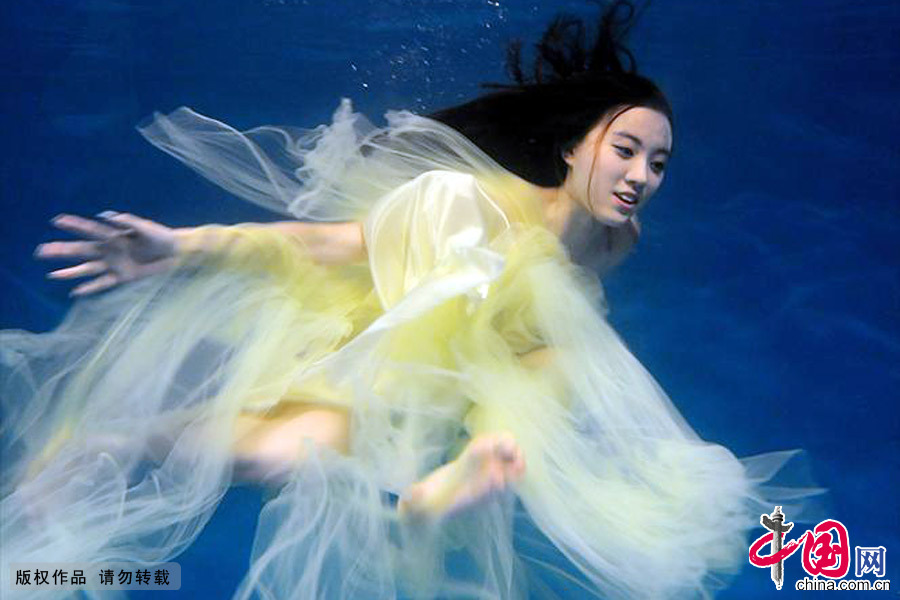 9月7日，京城市民在水下攝影工作室，感受水下的“唯一”和“唯美”。中國網圖片庫 李文明/攝