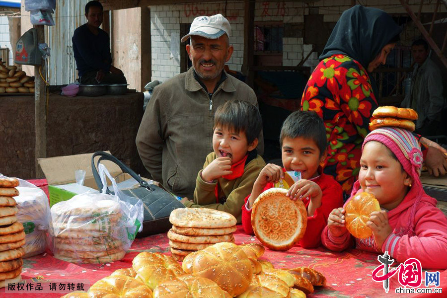 馕是新疆各族兄弟喜爱的主要面食之一，已有两千多年的历史。中国网图片库 郑跃芳/摄