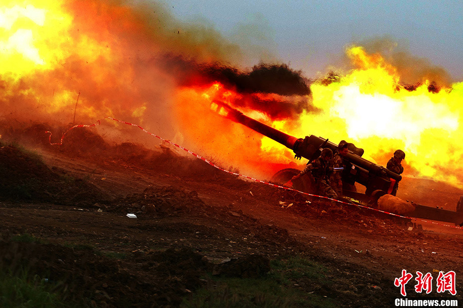 “確山·打擊--2013”炮兵旅實彈對抗演習發起總攻