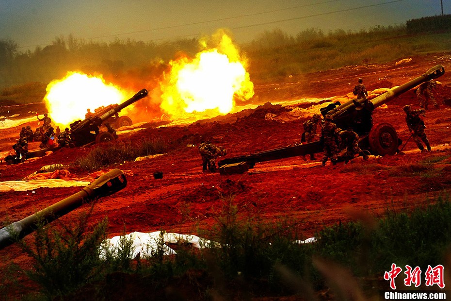 “確山·打擊--2013”炮兵旅實彈對抗演習發起總攻