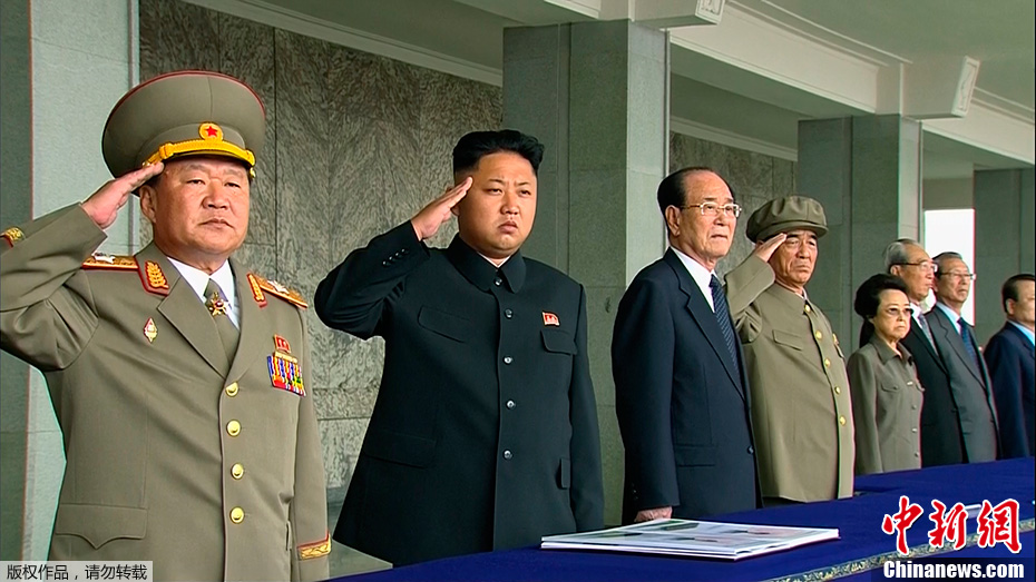 朝鲜举行大型阅兵仪式庆祝建国65周年
