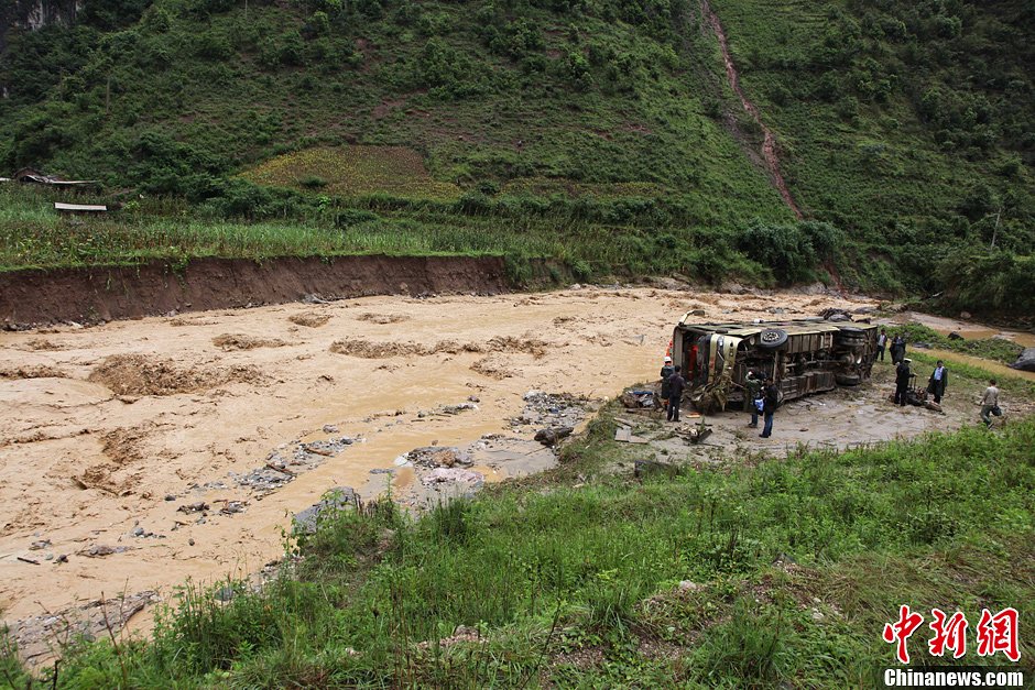 雲南山洪泥石流衝斷路橋 2車墜河致4人死7人失蹤