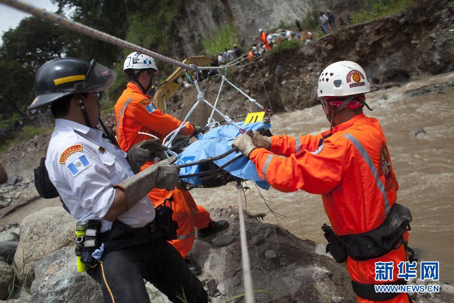 危地马拉一长途客车坠崖造成至少43人死亡