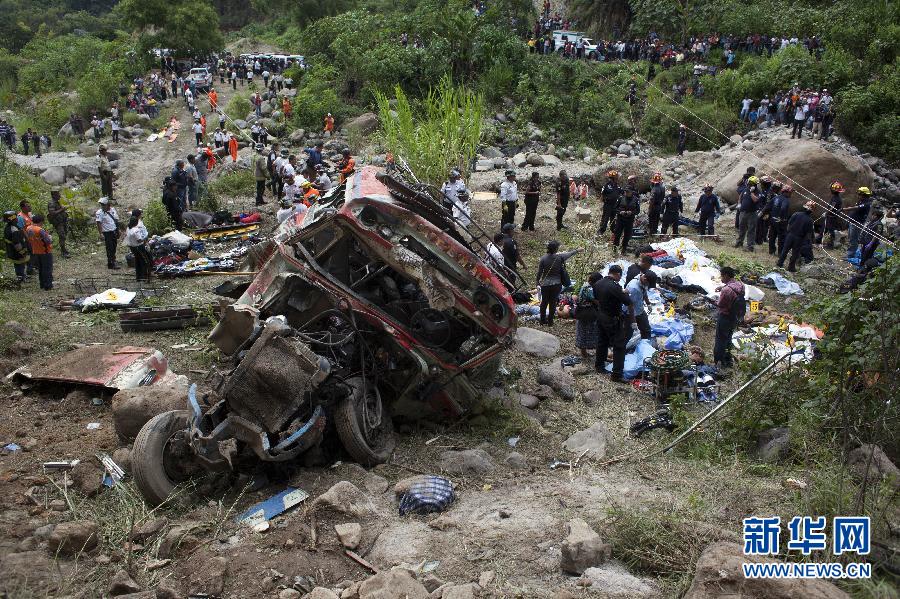 危地马拉一长途客车坠崖造成至少43人死亡
