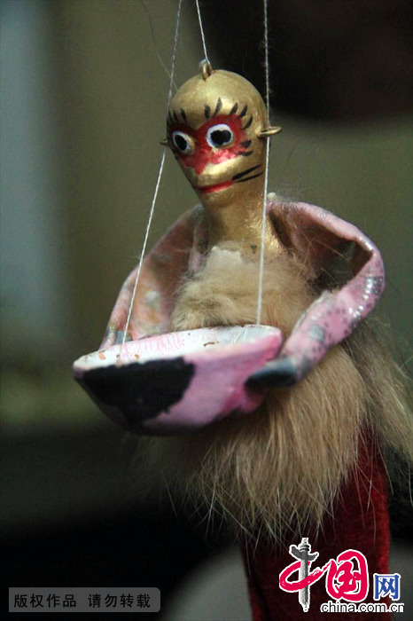 “猴加官”是取其諧音“侯加官”，暗示官上加官的意思，以表示慶祝祝福，是一種很喜慶的傳統玩具。又被稱為會動的“活泥猴”。中國網圖片庫 楊正華/攝