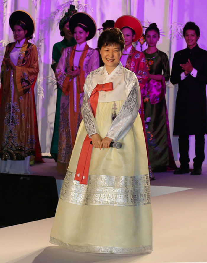 樸槿惠在越南穿韓服登T型臺 宣傳南韓文化