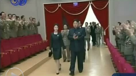 金正恩偕妻子观看朝鲜建国65周年歌舞表演