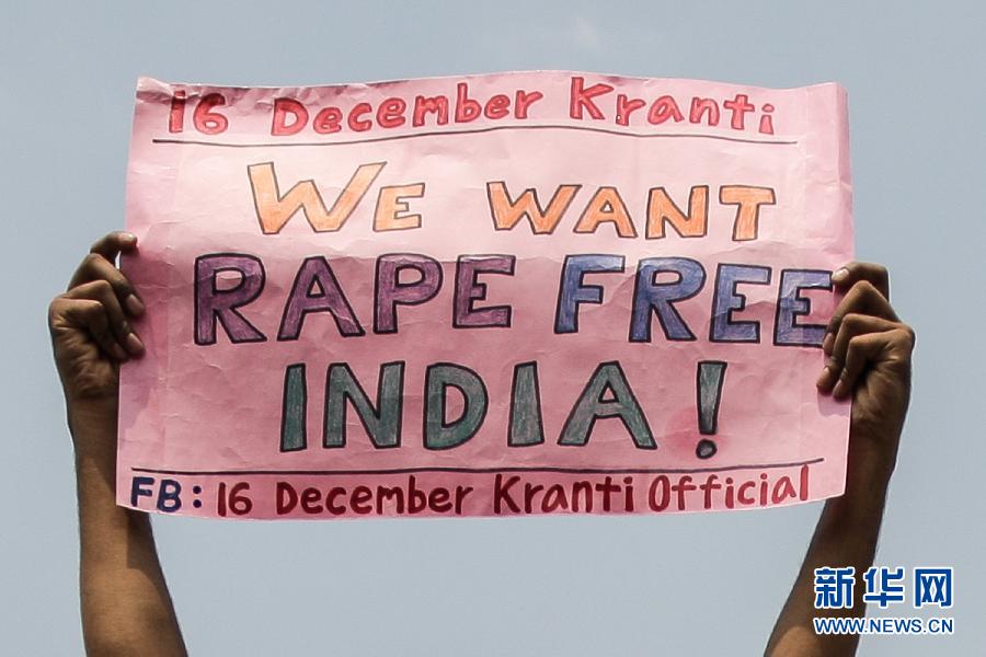 印度新德里民众示威要求对轮奸案犯罪嫌疑人处以死刑