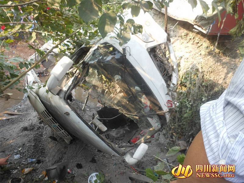 四川客車被撞翻橋下遭埋壓 已16人遇難9人傷[組圖]