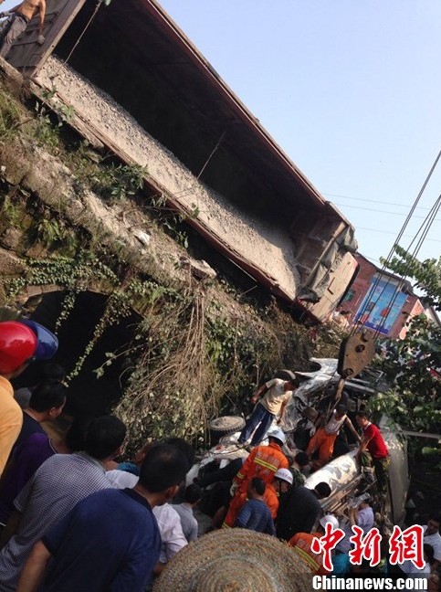 四川客车被撞翻桥下遭埋压 已16人遇难9人伤[组图]