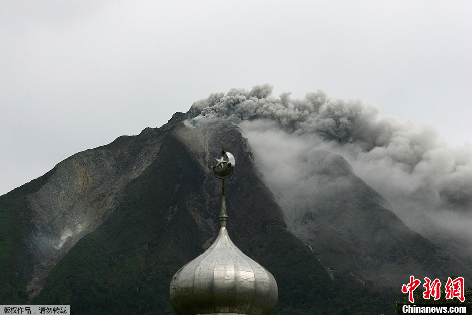 印尼锡纳朋火山喷发 火山灰遮天蔽日