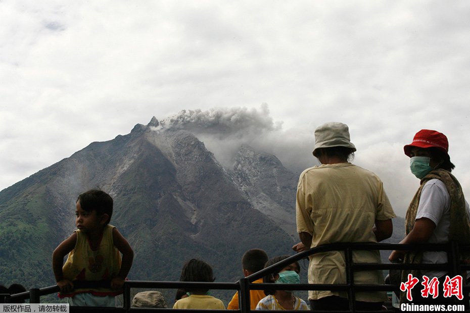 印尼锡纳朋火山喷发 火山灰遮天蔽日
