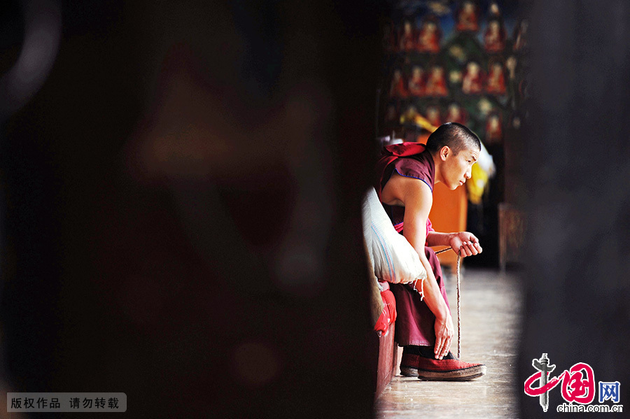 一位喇嘛在扎什伦布寺内休憩。中国网图片库 赖鑫琳/摄