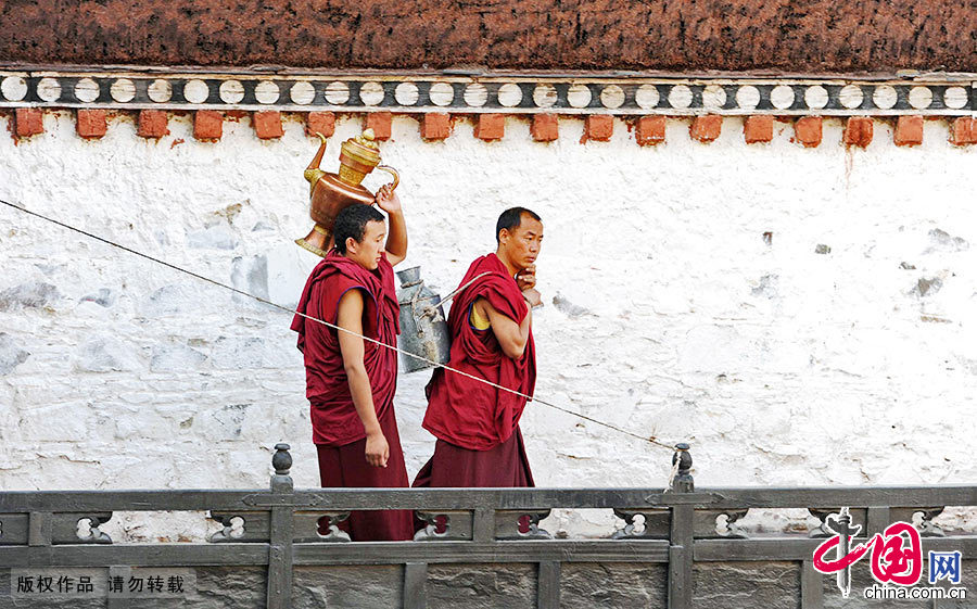 扎什伦布寺内两位背水的喇嘛。 中国网图片库 赖鑫琳/摄