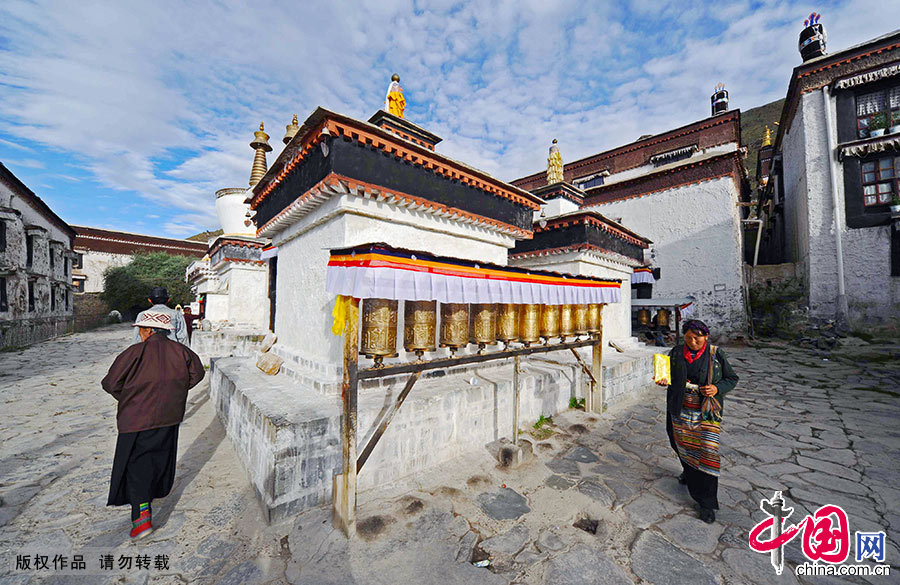 藏族同胞在扎什伦布寺内转经筒。中国网图片库 赖鑫琳/摄