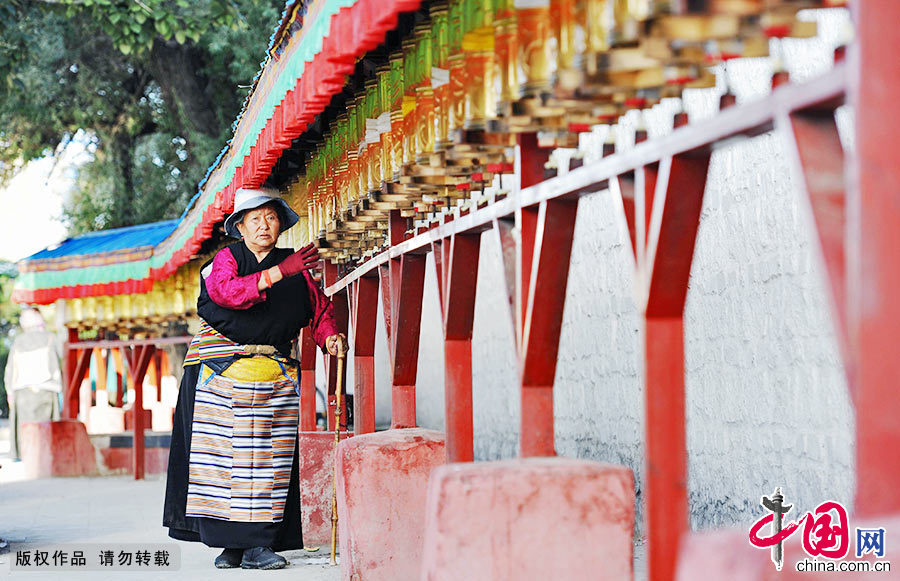 一位婦女在扎什倫布寺內轉經筒。 中國網圖片庫 賴鑫琳/攝