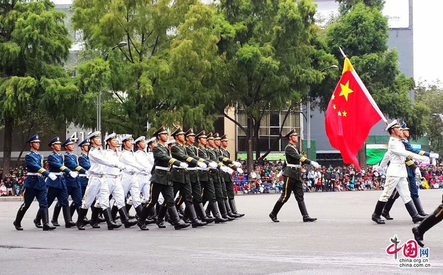 墨西哥庆祝独立日 中国三军仪仗队助威阅兵仪式[组图]