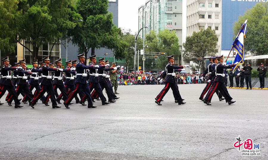 墨西哥庆祝独立日 中国三军仪仗队助威阅兵仪式[组图]