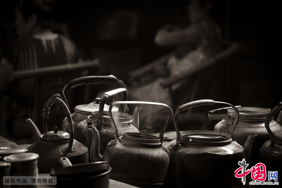 观音阁难得的在几十年拆迁中留存下来，成为当地老年人聊天喝茶每天必须去的地方，这里的每一把铝壶上都留下了岁月的痕迹。中国网图片库晨珠/摄