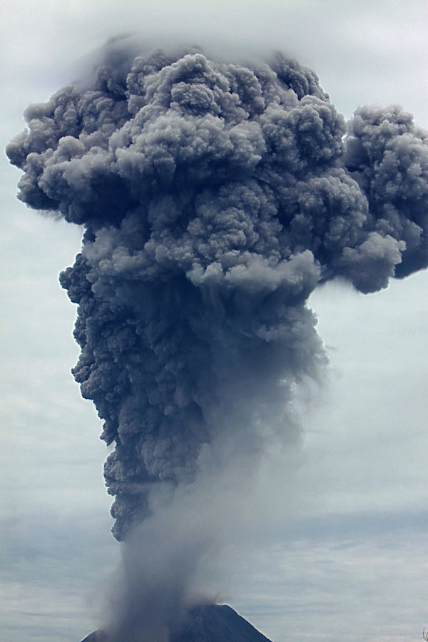 印尼火山持续喷发 数千居民紧急撤离[组图]