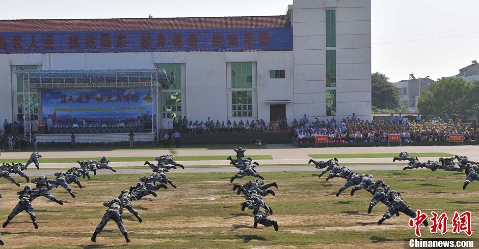 中国空军军营首次向社会开放 武汉民众大开眼界[组图]