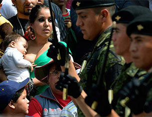 墨西哥举行国庆阅兵 哺乳妈妈成亮点_军事_中