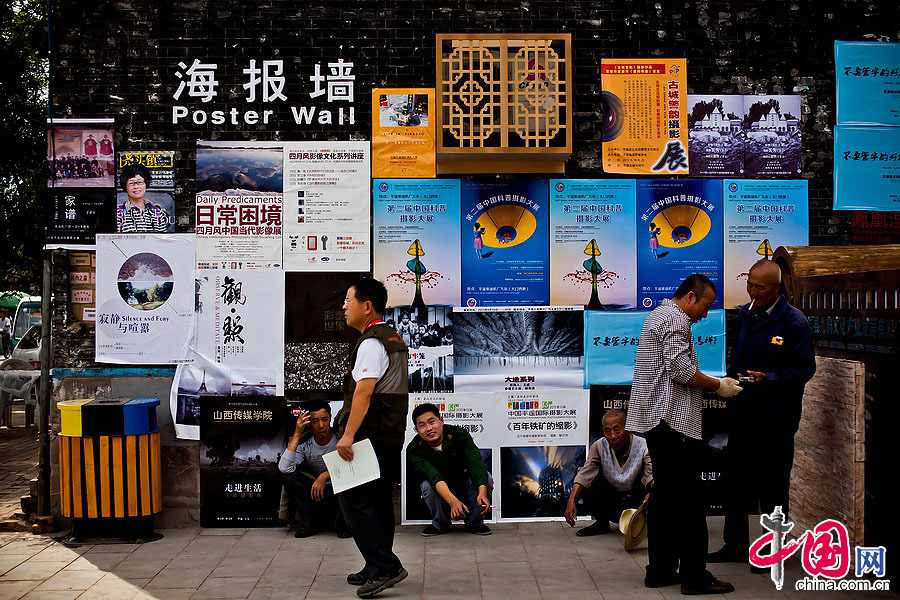 位于柴油机厂门口的海报墙，各种设计精美的海报也是大展中不可或缺的重要组成部分。中国网记者 郑亮摄影
