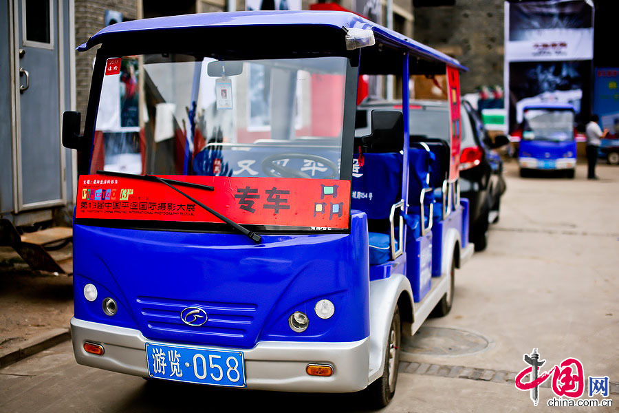 平遙古城內的攝影節專車。中國網記者 鄭亮攝