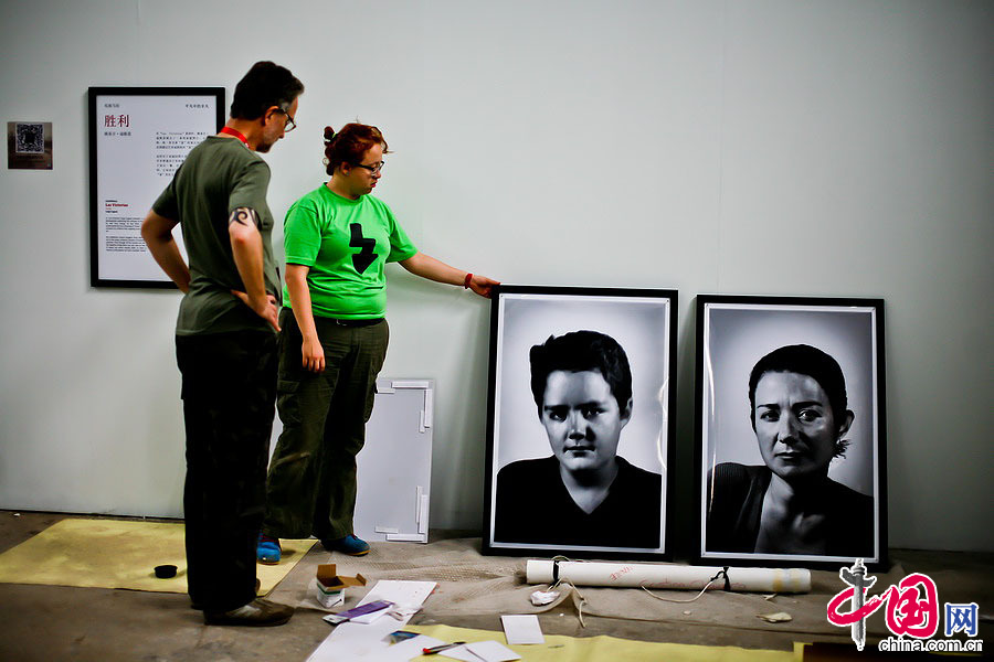 展位上的外國藝術家和自己的助手在布展。中國網記者 鄭亮攝