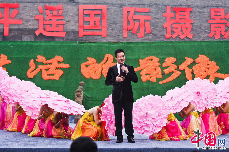 我国著名歌唱家阎维文现身平遥摄影节，在开幕仪式上为家乡群众演唱歌曲《平遥家》。中国网记者 郑亮摄