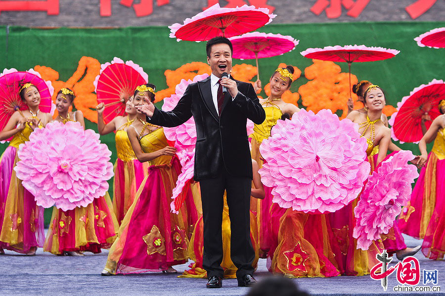 我国著名歌唱家阎维文现身平遥摄影节，在开幕仪式上为家乡群众演唱歌曲《平遥家》。中国网记者 郑亮摄