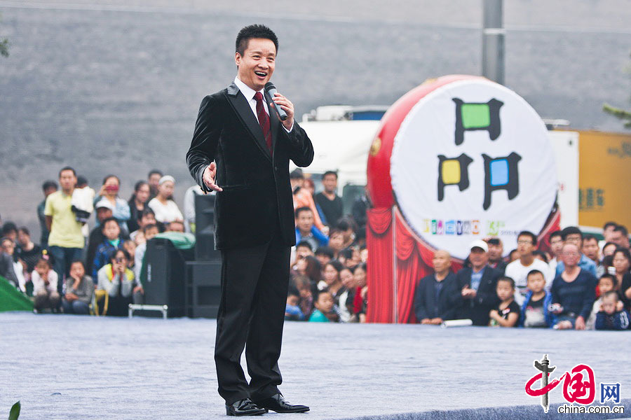 我国著名歌唱家阎维文现身平遥摄影节开幕仪式，并为家乡献歌。中国网记者 郑亮摄
