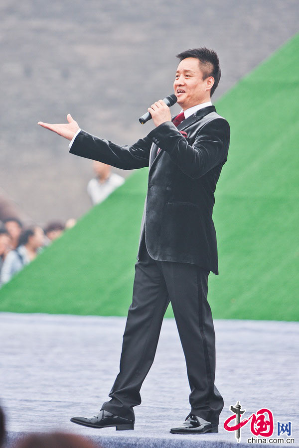 我国著名歌唱家阎维文现场演唱名作《一二三四歌》。中国网记者 郑亮摄