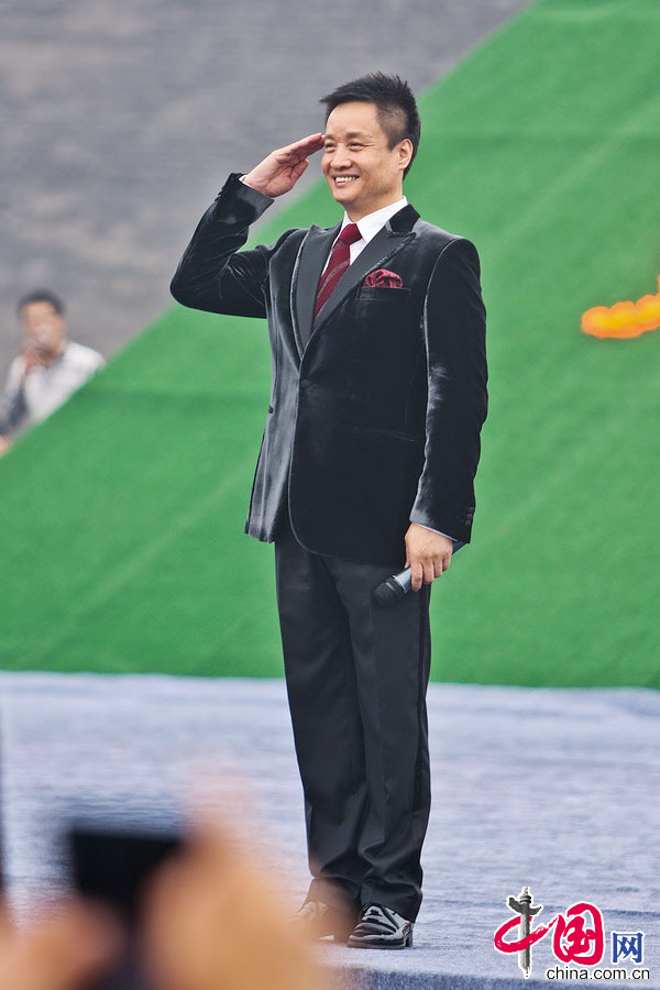歌唱家阎维文演唱完毕向现场观众敬礼。 中国网记者 郑亮摄