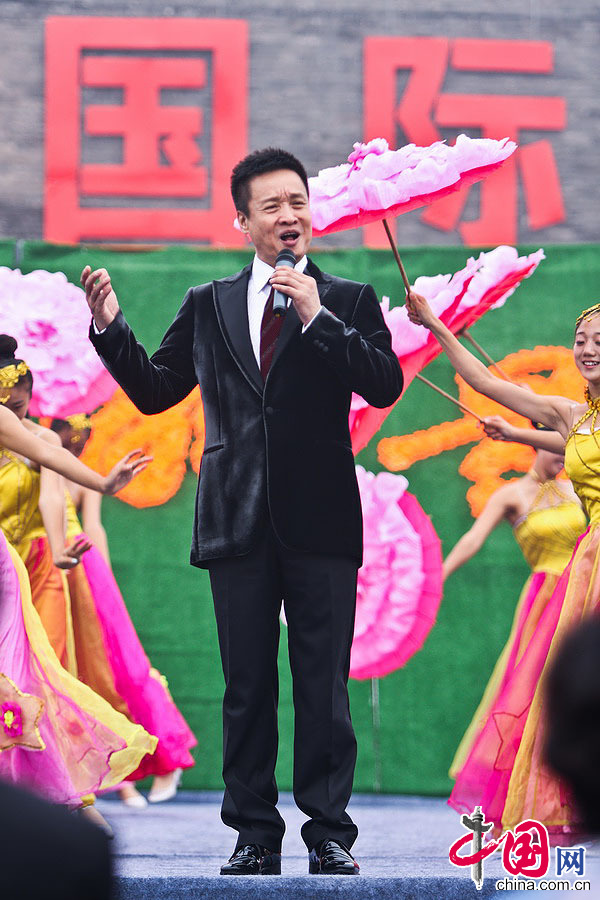 我國著名歌唱家閻維文現身平遙攝影節，在開幕儀式上為家鄉群眾演唱歌曲《平遙家》。中國網記者 鄭亮攝