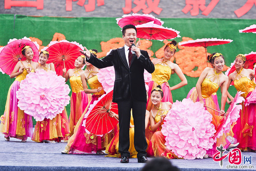 歌唱艺术家阎维文在摄影节开幕式现场为家乡人民演唱。中国网记者 郑亮摄