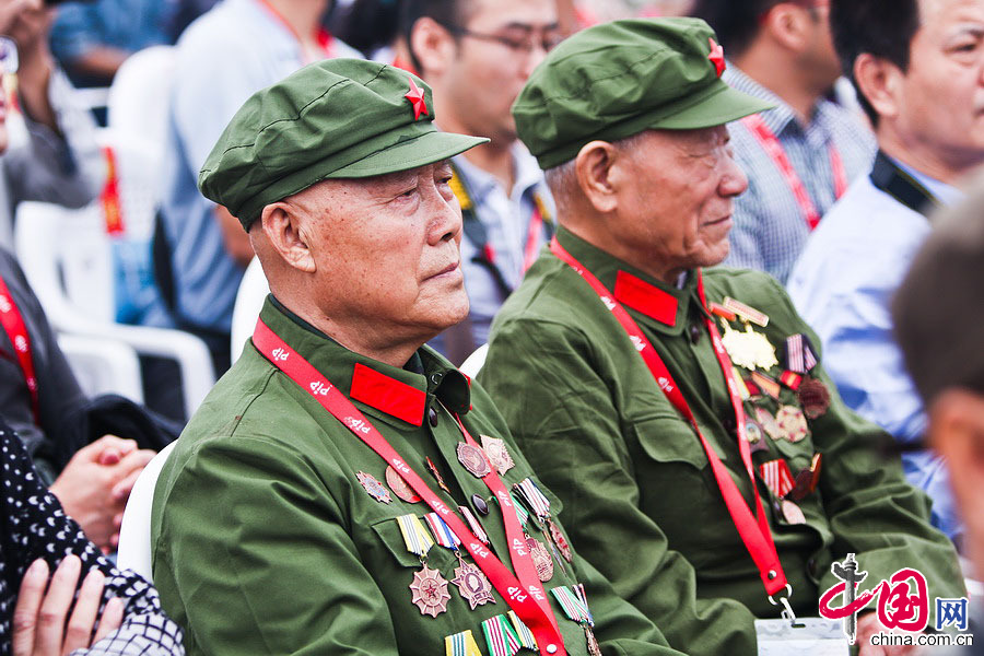 攝影節開幕式現場，胸前挂滿軍功章的老兵。中國網記者 鄭亮攝