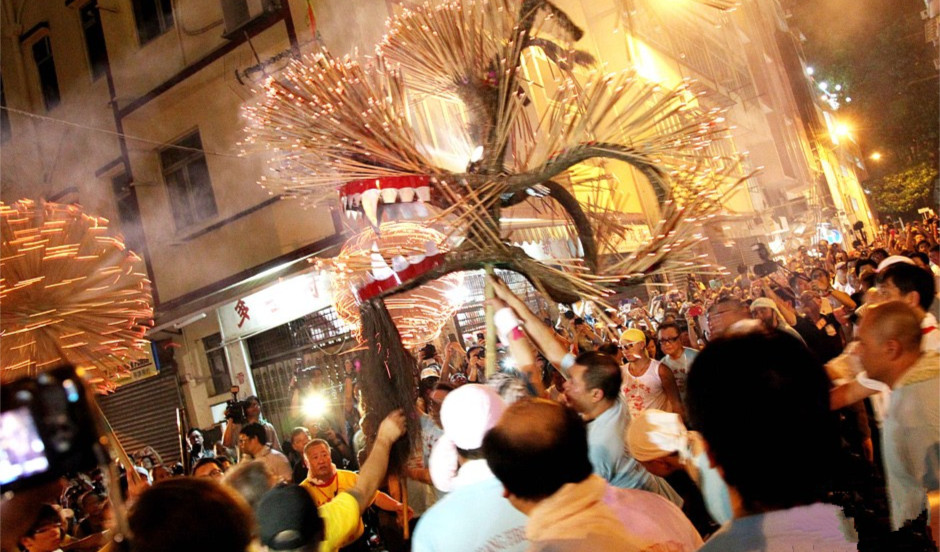 中国各地喜迎中秋佳节-香港“舞火龙”迎中秋