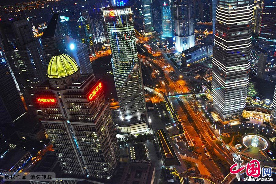 站在東方明珠觀光塔上鳥瞰夜色中的上海，充滿現代氣息的建築群鱗次櫛比，在霓虹燈的閃耀下色彩繽紛，格外美麗。 中國網圖片庫 鄭躍芳/攝
