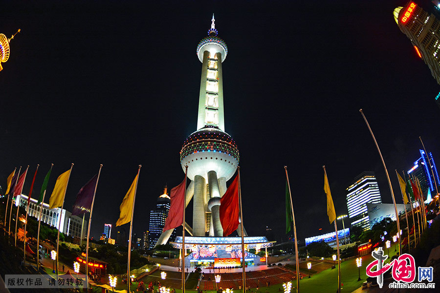 东方明珠坐落在黄浦江畔，是上海的地标之一。位于东方明珠267米上球体的东方明珠空中旋转餐厅，是亚洲最高的旋转餐厅。中国网图片库 郑跃芳/摄