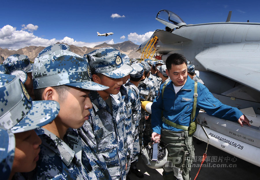 中國空軍駐藏殲10基地曝光 戰機畫有鷹頭圖案[組圖]