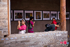 棉织厂展区内的国内摄影作品展区。中国网记者 郑亮/摄