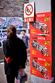 站在棉织厂展区海报边上的监督人员。中国网记者 郑亮/摄