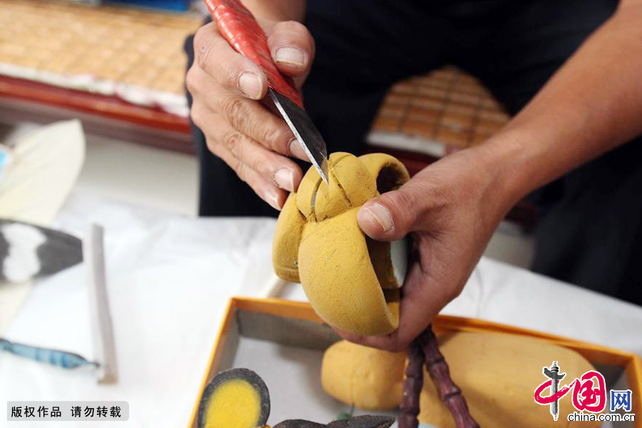 宋立平精心用刀子雕刻蜻蜓的頭部。中國網圖片庫 呂斌/攝
